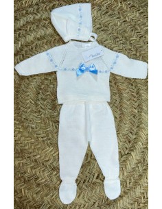 Conjunto de hilo beige con detalle celeste